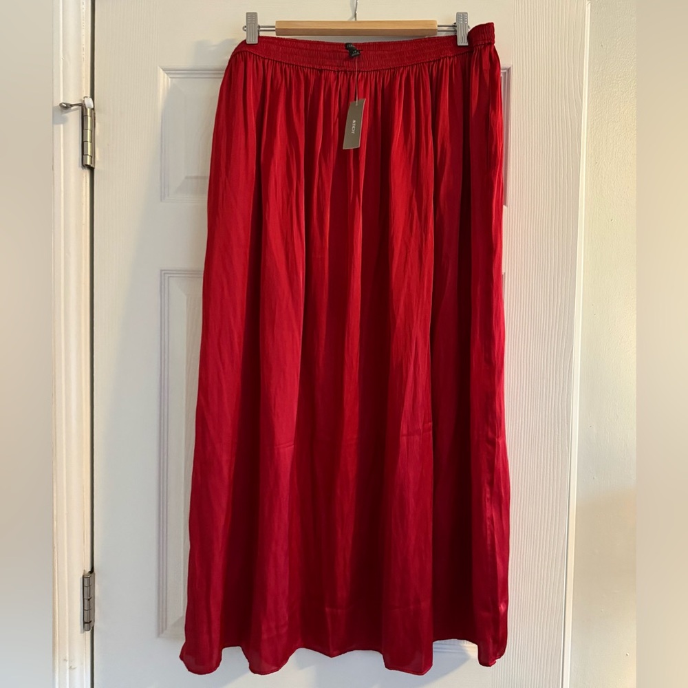 Stunning red satin skirt with slits, and pockets! NWT. J crew. Women’s 14.